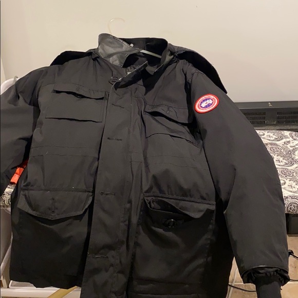Canada goose wore once basically brand new - Picture 3 of 4